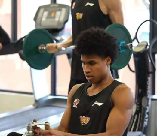 开云体育下载-广东男篮本赛季消失的“七位故人”！他们都在哪？过的还好吗？