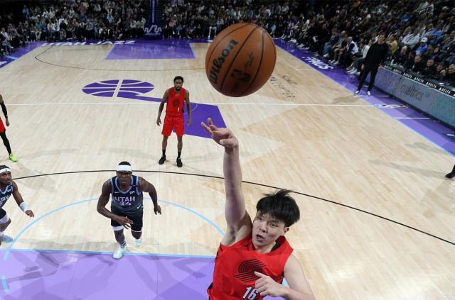 开云-开拓者大胜爵士！克林根轰23+18 杨瀚森3分钟得2分