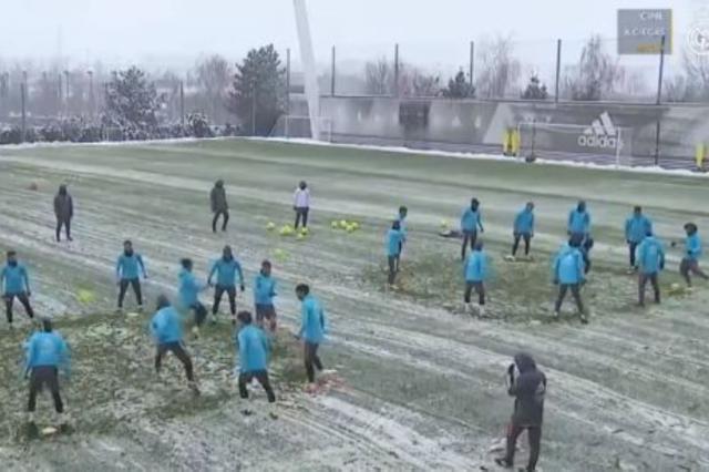 开云体育下载-暴雪来袭皇马却强行出征 西乙球员竟在高速上推车