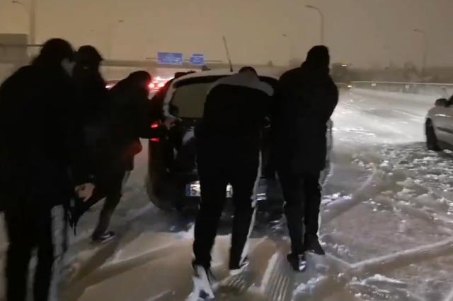 开云体育下载-暴雪来袭皇马却强行出征 西乙球员竟在高速上推车