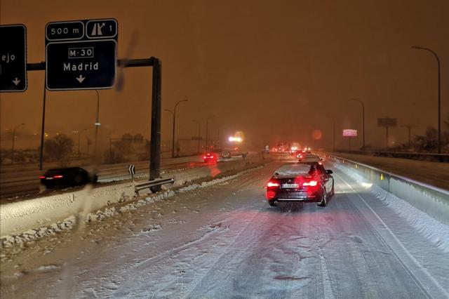 开云体育下载-暴雪来袭皇马却强行出征 西乙球员竟在高速上推车