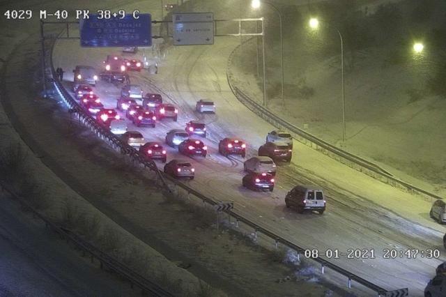 开云体育下载-暴雪来袭皇马却强行出征 西乙球员竟在高速上推车