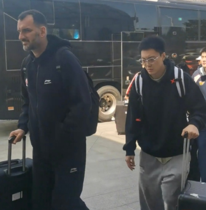 胡明轩做出1个重要的决定，球迷很开心！|广东队|广东男篮|山东男篮|青岛队|球票_新浪体育_新浪新闻