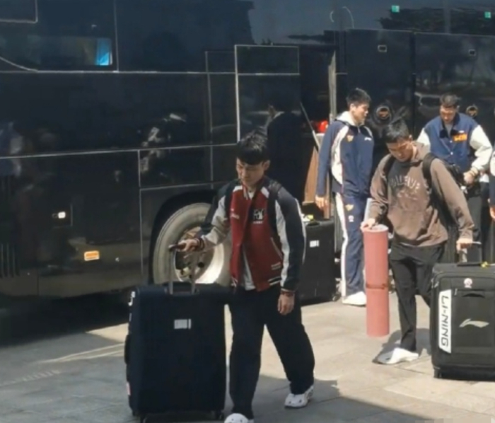 胡明轩做出1个重要的决定，球迷很开心！|广东队|广东男篮|山东男篮|青岛队|球票_新浪体育_新浪新闻