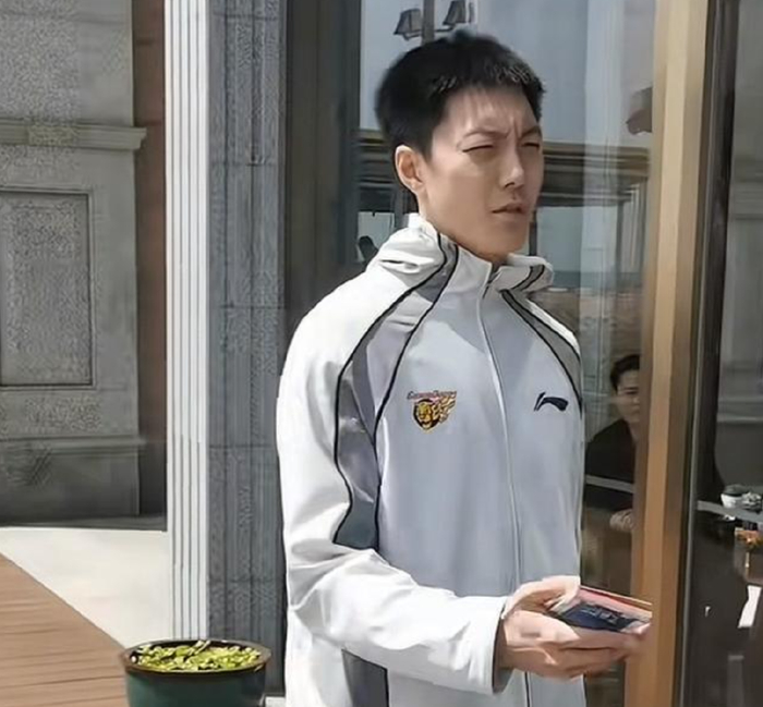 胡明轩做出1个重要的决定，球迷很开心！|广东队|广东男篮|山东男篮|青岛队|球票_新浪体育_新浪新闻