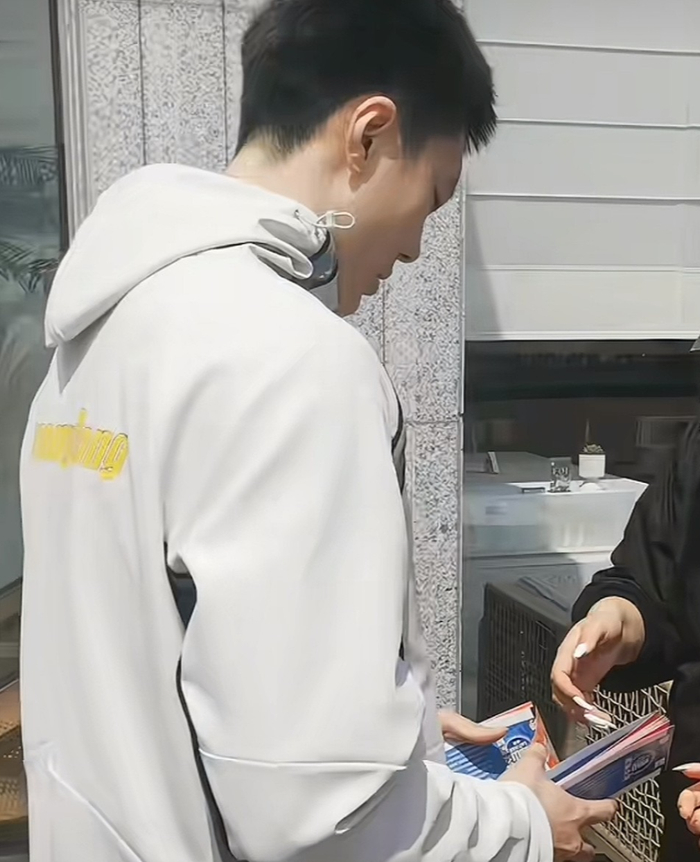 胡明轩做出1个重要的决定，球迷很开心！|广东队|广东男篮|山东男篮|青岛队|球票_新浪体育_新浪新闻